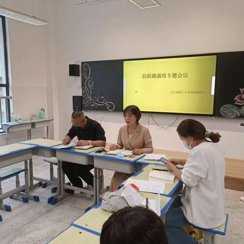 民二小学田园路校区开展防踩踏安全应急演练活动