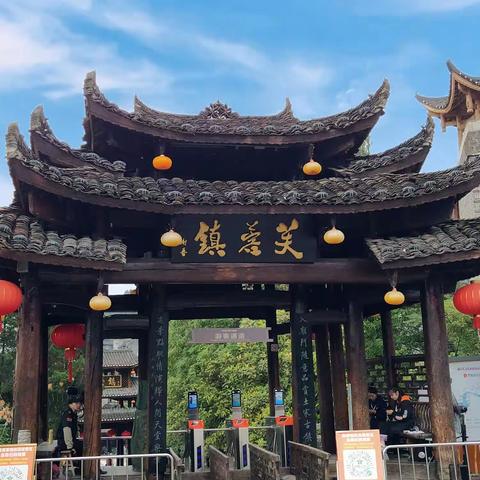 挂在瀑布上的千年古镇