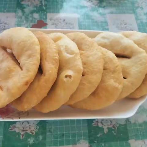 市职专周芳老师作品《家常油饼》