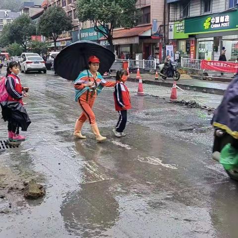 风雨护学岗 暖心护成长 —— 致上京中心小学家长护学岗