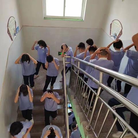 肥乡区辛安镇中学组织防震逃生演练活动