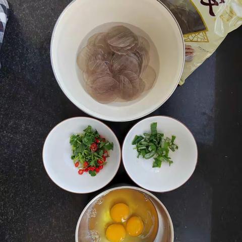 舌尖上的美食——鸡蛋炒粉皮  李俊璇