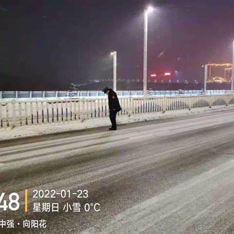 坚守职责与雪共舞                                      勿忘初心战疫同行