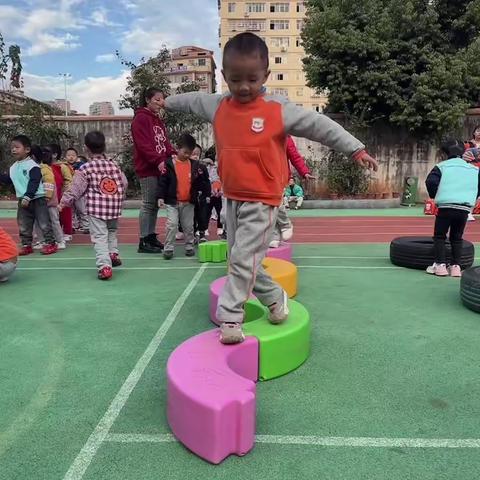 新时代幼儿园勤学D班宝贝一周的精彩回顾。和小朋友在一起的幸福感都存在了照片里