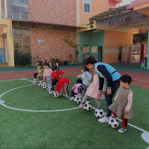 小小足球⚽，快乐成长。立志H班第四周足球美篇