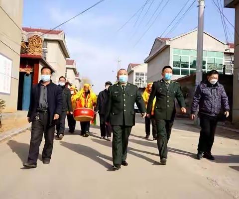 不负期望建新功  敲锣打鼓送家中——常路镇为现役军人家属送喜报