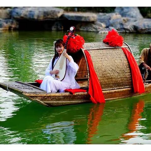 洛阳有个文峰塔，离天只有丈七八！闲游洛邑古城！古乡古色的建筑，绿树青竹，给人一种休闲静恬的感觉……。