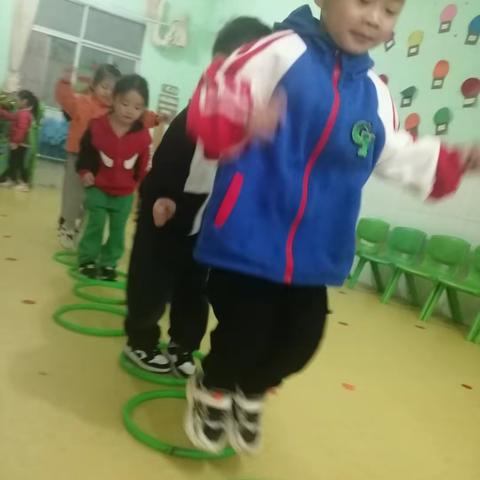 金色童年幼儿园中2班第十六都精彩缤纷