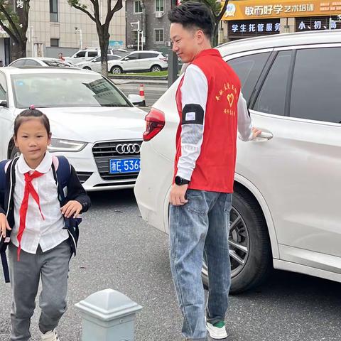 用爱传递，暖心护学，站好“护学岗”，守护“上学路”—安吉外国语学校205班家长志愿者