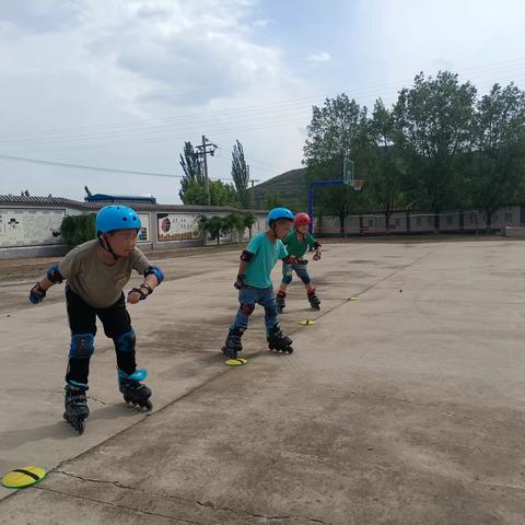 “放飞快乐，逐梦未来”--下花园区定方水寄宿制小学班级轮滑赛记实