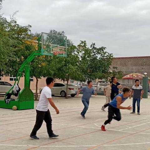 东乡族自治县达板镇甘崔小学喜迎国庆节特举办“甘崔小学VS科妥小学篮球联谊赛