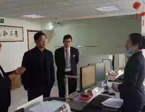 威海分行丁瑞梁行长到张村支行看望基层员工并开展调研工作