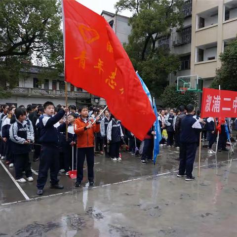 不忘初心学雷锋，青春服务新时代------溆浦二中开展“学雷锋、树新风”义务清扫活动