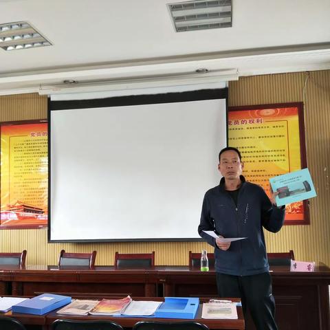 举行班务工作展评  提高班级管理水平
