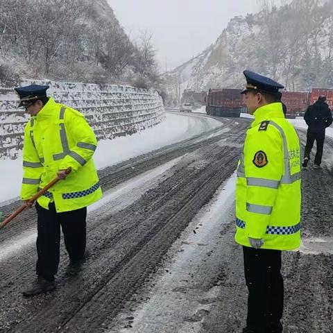 情暖初春 扫雪除冰 我们在行动，﻿府谷县交通运输综合执法大队