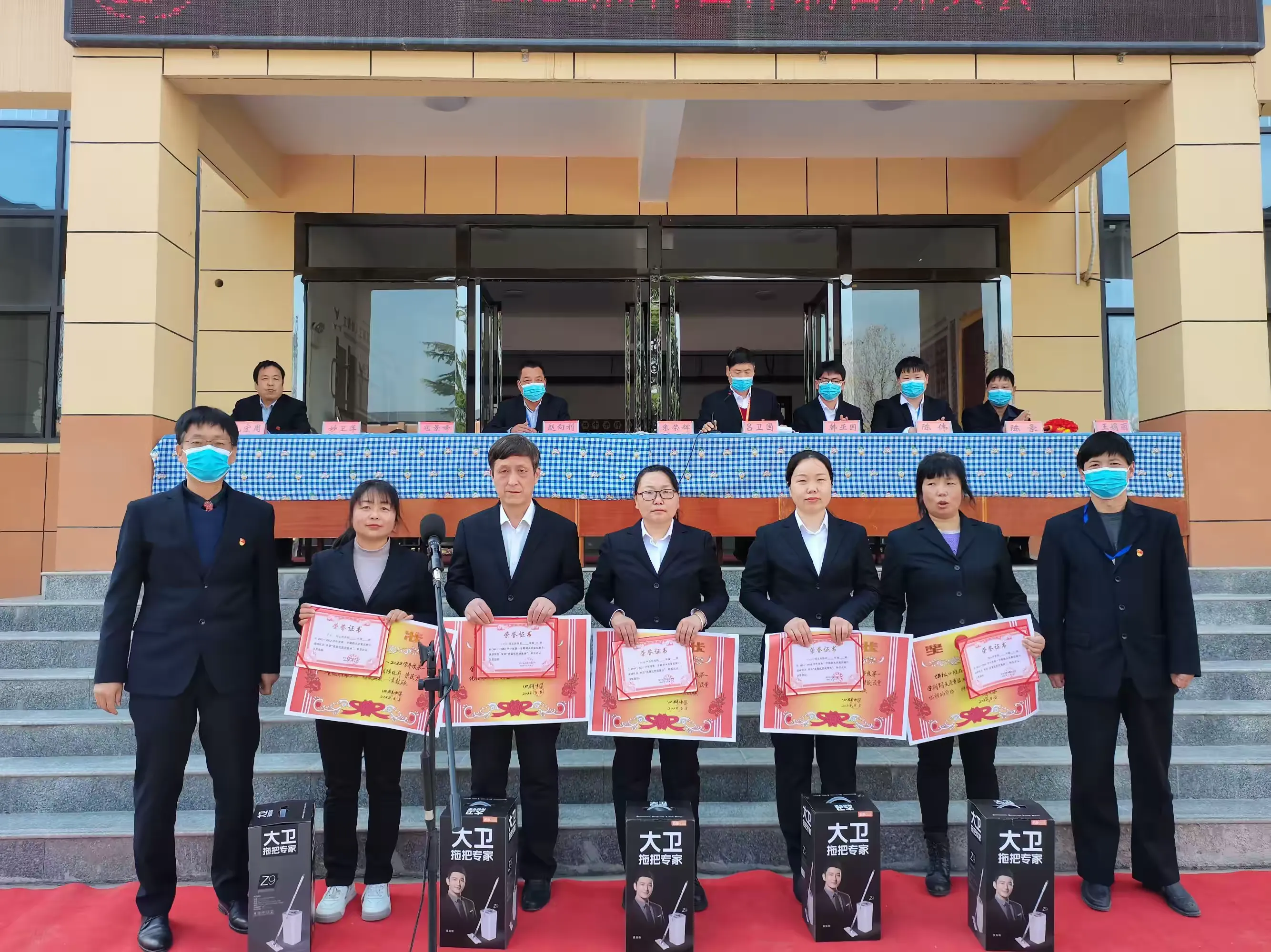 简篇-四群初级中学2021-2022学年度第一学期期末表彰会暨2022届百日冲刺誓师大会隆重举行