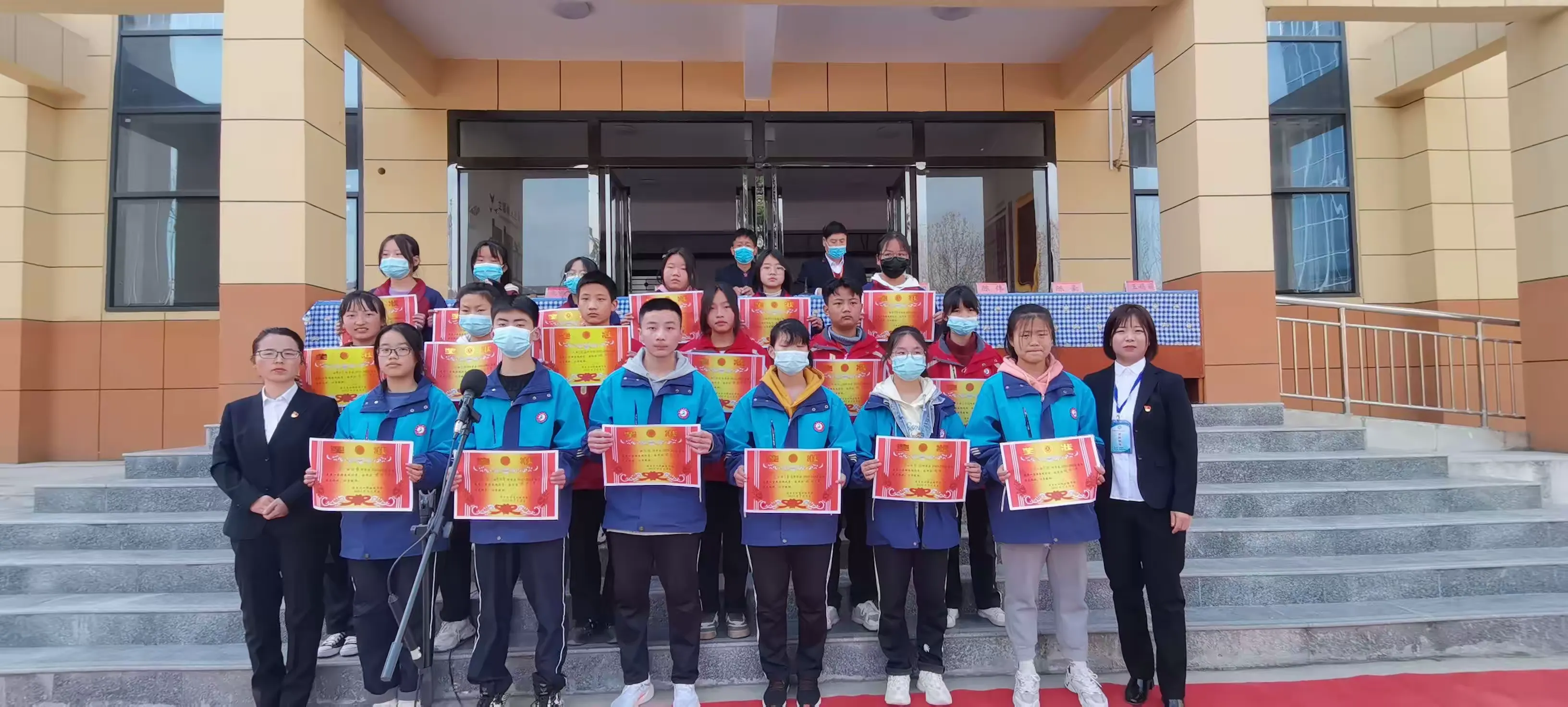 简篇-四群初级中学2021-2022学年度第一学期期末表彰会暨2022届百日冲刺誓师大会隆重举行
