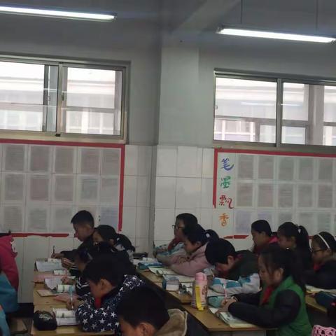 龙泉街道大庙小学举行习作评语展评活动