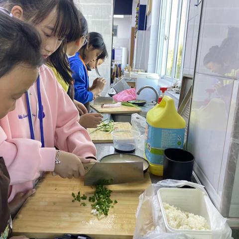 坑沿小学食育工坊：蛋炒饭，花样烤土豆