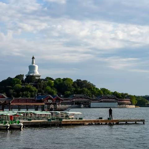 初夏的北海公园风景如画