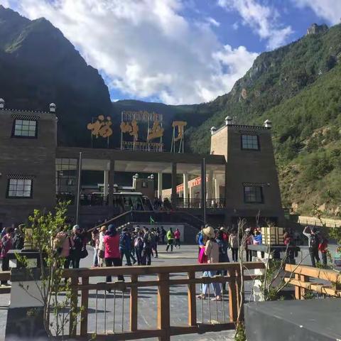 稻城县以亚丁为核心的稻城香格里拉生态旅游区，汇集雪山、冰川、湖泊、草原、瀑布等壮丽景观。