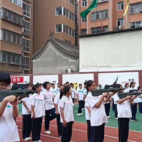 炙晒烈日磨意志，飒爽英姿展风采—-濮阳市第四中学九年级国防教育暨社会实践活动