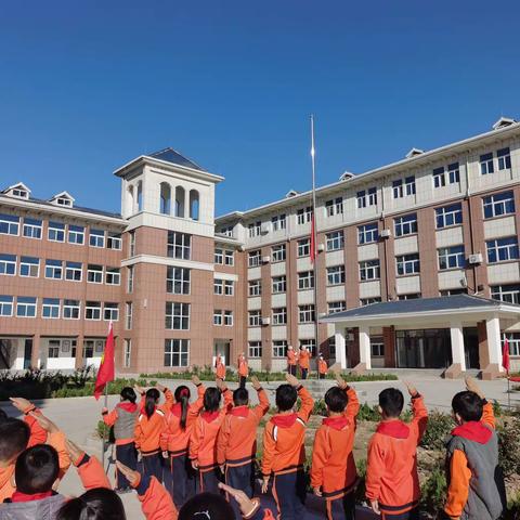 向国旗敬礼，做文明少年——丁里长街道实验小学升旗仪式