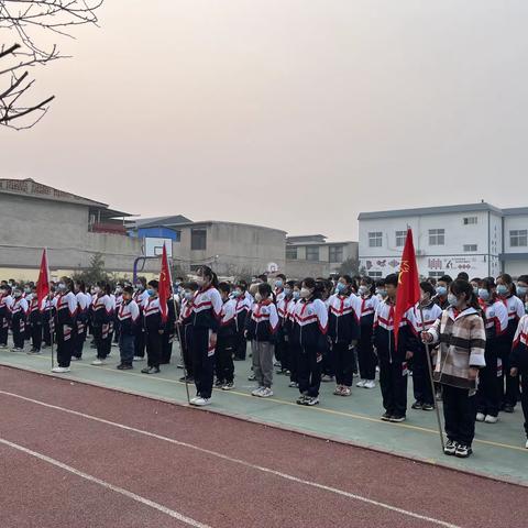 最美开学季，筑力新学期--安阳市周十小学举行开学升旗仪式