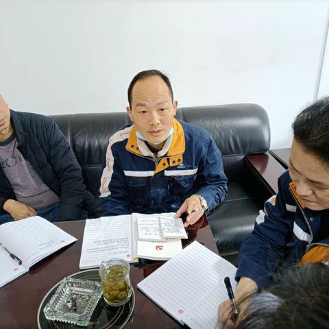 服务中心资产项目部传达工服周例会工作安排暨组织党员学习党章