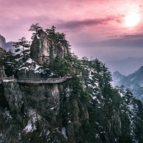 万山仙聚朝老君  千峰雪涌欲到天