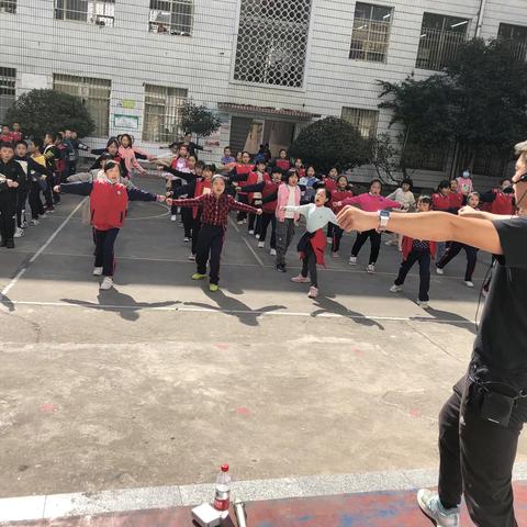 翠园小学特邀三八亭小学龙卫东校长一行来我校指导广播体操教学工作