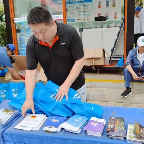 市林业局、市野生动植物保护中心开展反走私宣传活动