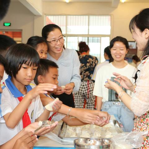 “师生情长•情浓意更浓”景洪市特殊教育学校庆中秋节系列活动——包饺子