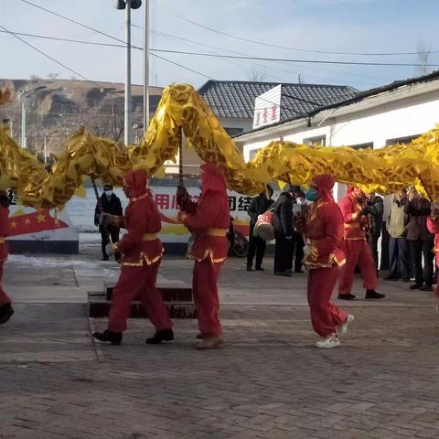 舞龙闹新春   踩院年味浓