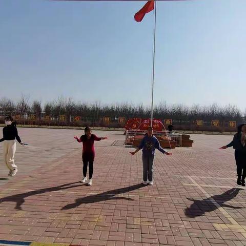 展巾帼风采，做魅力教师—龙门办郭刘小学举行庆“三八”活动