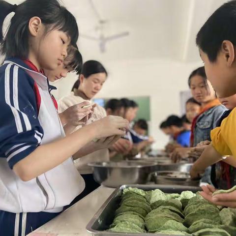 夏造小学“传承美食文化 享受幸福生活”特色工作活动之一——学做艾米果