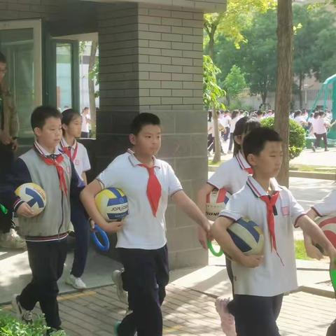 刘化小学跟岗老师参与行知小学大课间活动