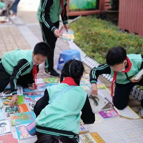 【西关第一小学教育集团总校•德育篇】一一微小善举   聚暖暖真情二年级二班开展“爱心义卖”活动掠影