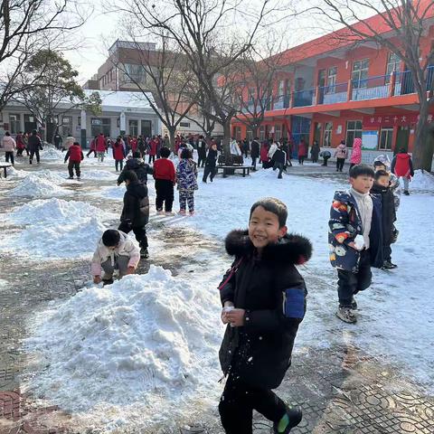 课间玩雪乐无穷