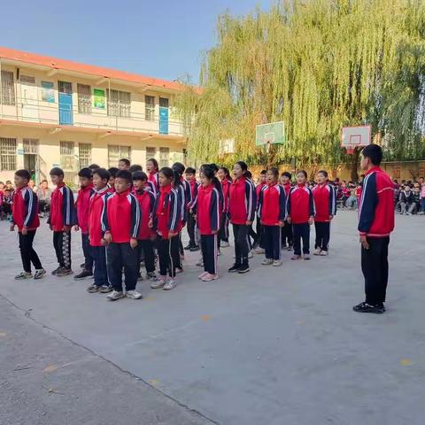 喜迎二十大，争做好少年——羊庄镇庄里小学举行学生会操比赛。