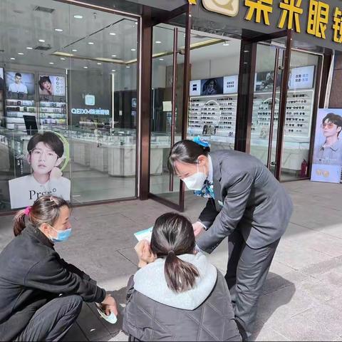 农行钟楼支行积极开展规范使用人民币图样宣传活动