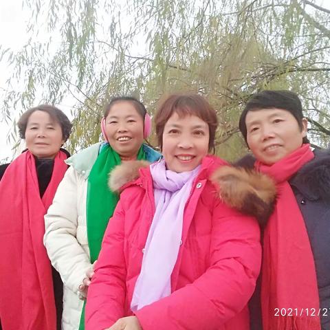 2021.12.27姐妹相聚，第一场大雪纷飞，家乡雪景真美。