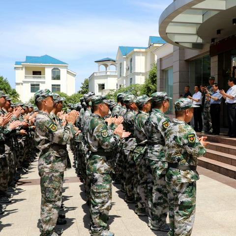 县委县政府慰问赴市参加抗洪抢险训练全体民兵