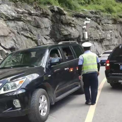 有“景”更有“警”，平顺交警为自驾游游客保驾护航