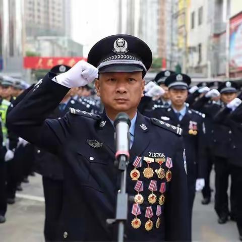 向警察兄弟敬礼