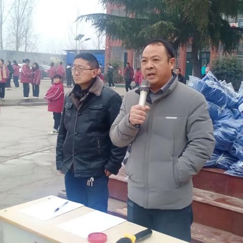 资助贫困学生    奉献真挚爱心——安都一中举行爱心捐赠发放仪式