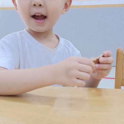 爱上幼儿园，快乐“美”一天---群力幼儿园小四班