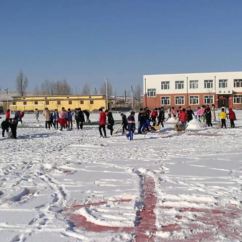 新民小学冰雪中的欢乐