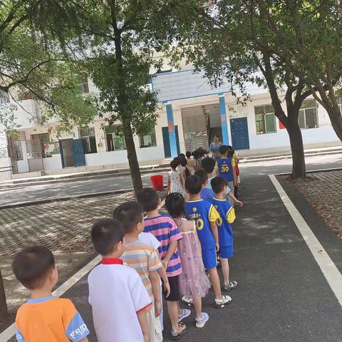 鲤鱼塘镇中心幼儿园——参观小学初体验