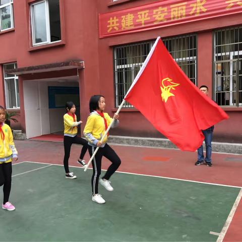 谢村校区：“高举队旗跟党走”少先队入队仪式